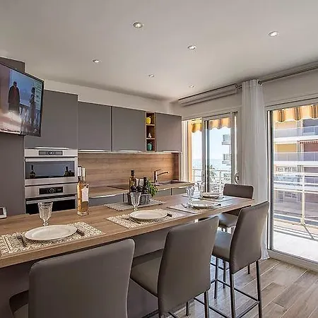 Superb Studio By The Beach Apartment