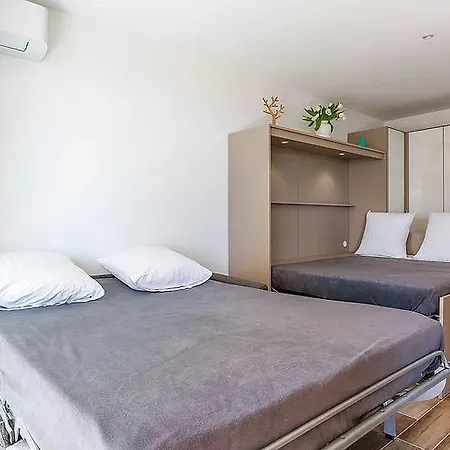 Superb Studio By The Beach Apartment